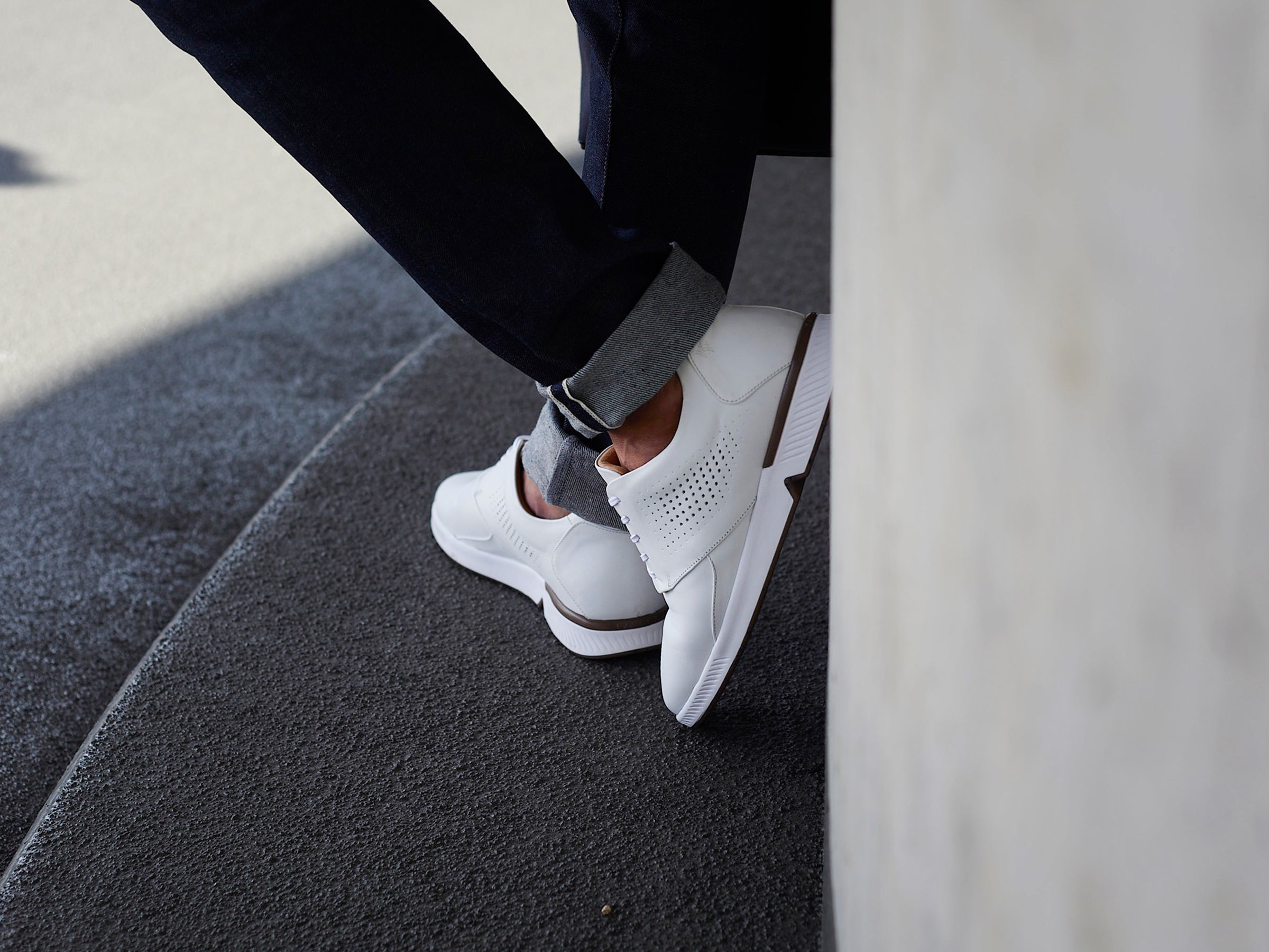 KANREY derby shoes in white – Model RONIN worn by model – Side view.