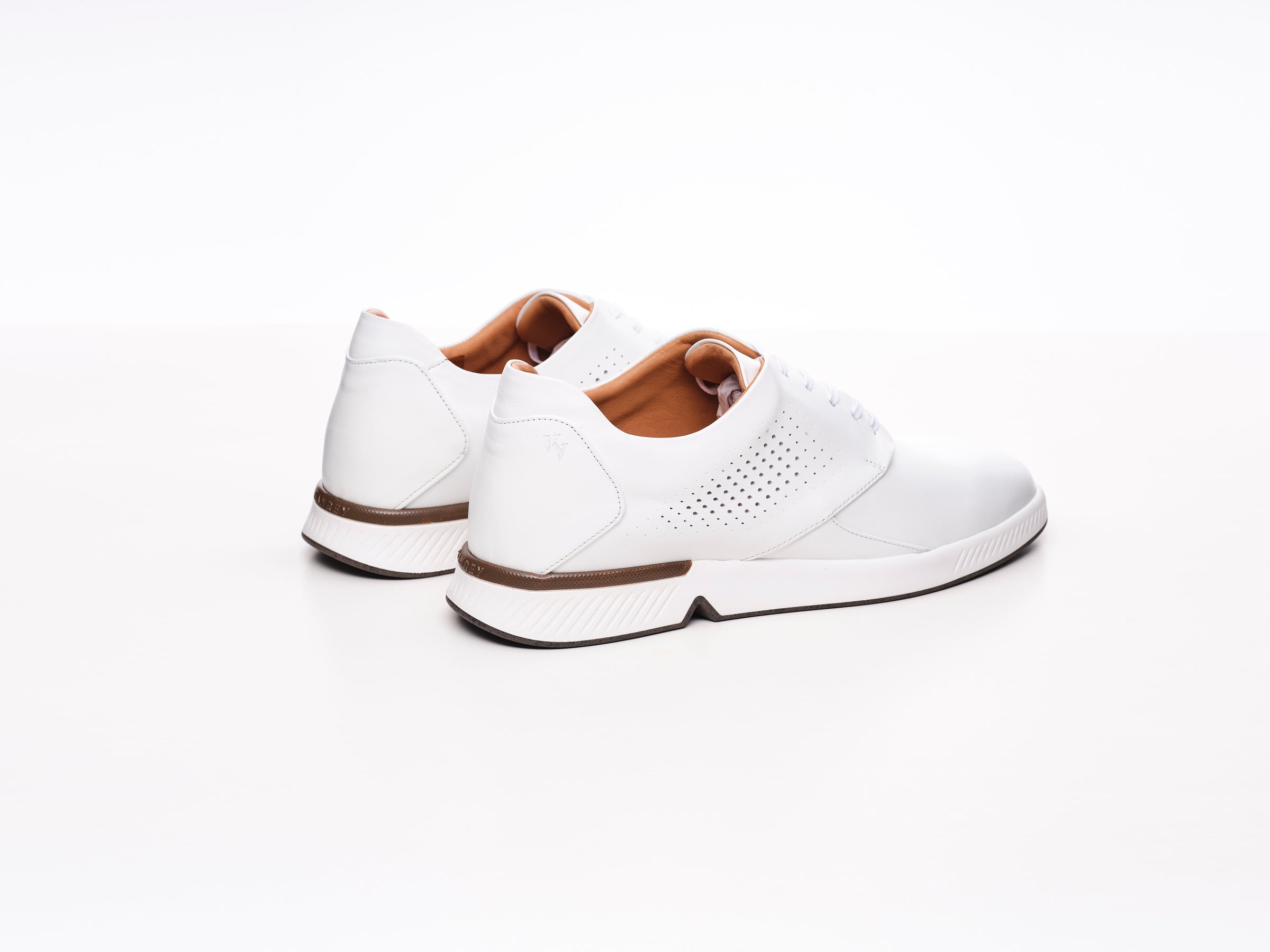 KANREY derby shoes in white – Model RONIN – Back view.