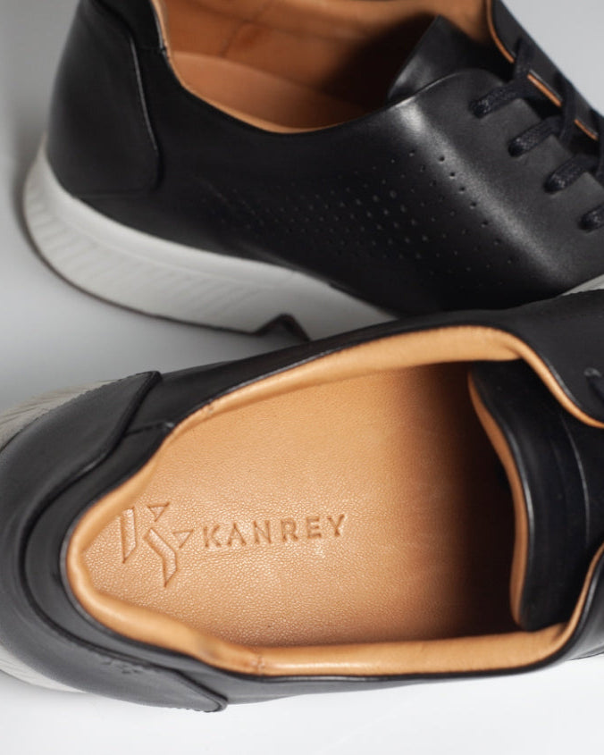 Close-up of black RONIN highlighting the insole. KANREY derby shoes in black.