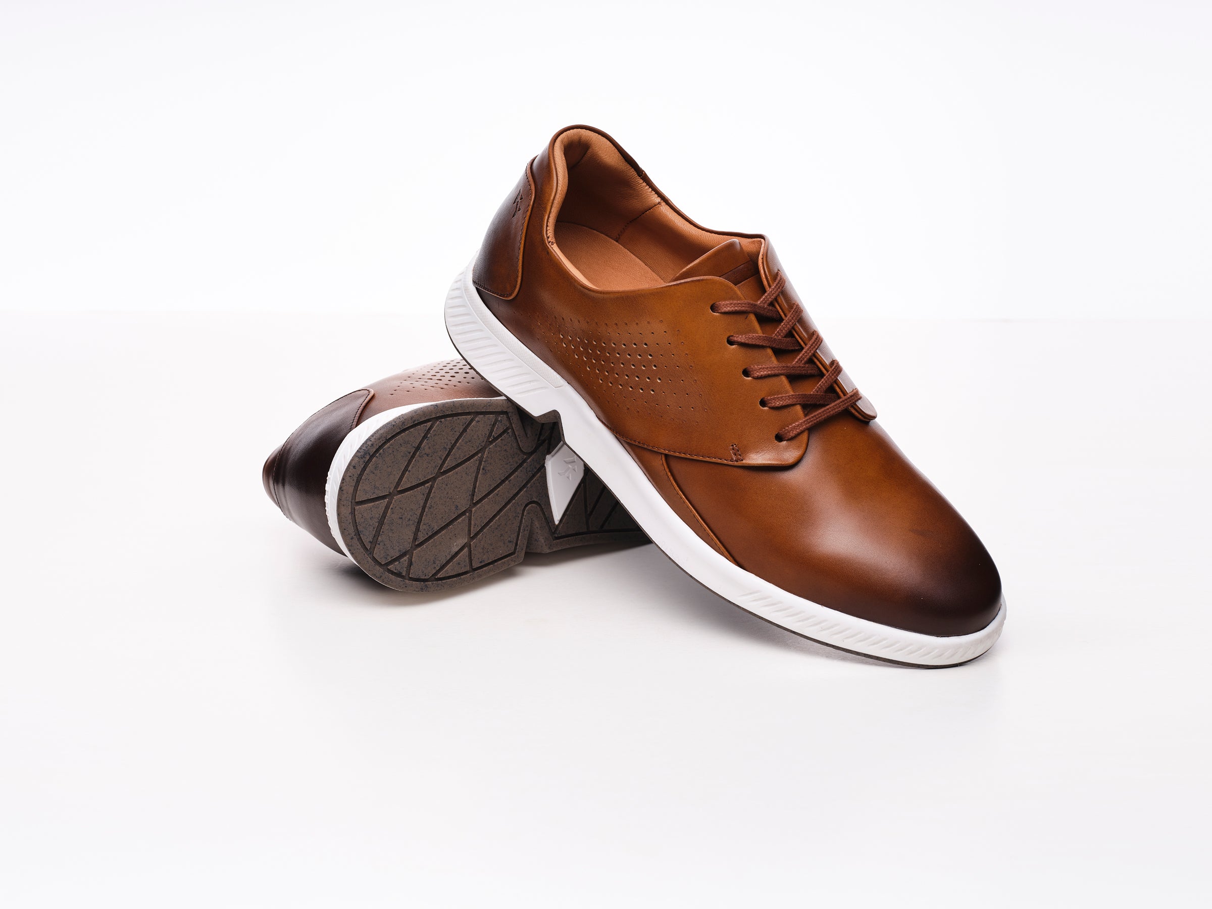 KANREY derby shoes in tan – Model RONIN – Side and bottom view.